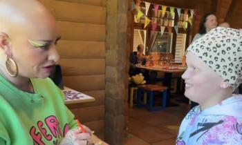 WATCH: Influencer inspires Irish child with Alopecia to take hat off in public for first time 