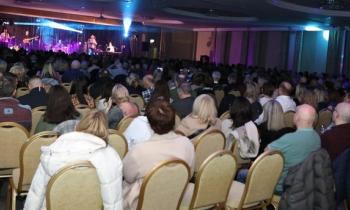 In pictures: On&oacute;ir headline Buncrana&nbsp; fundraising concert in aid of two families
