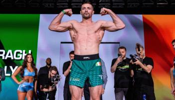 Darragh Kelly keeps his perfect record after first round submission win in France