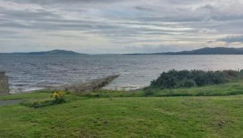 A dull and misty start with fog patches in Donegal and rain and drizzle outbreaks