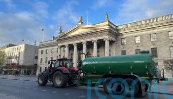 Government wins confidence motion but loses junior minister