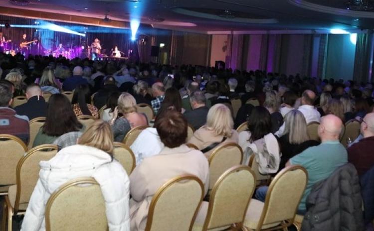 In pictures: On&oacute;ir headline Buncrana&nbsp; fundraising concert in aid of two families