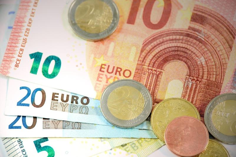 Budget 2024 puts €2,000 back in your wages - here's how and when it will happen